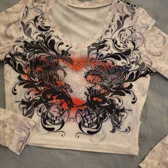 Super cute graphic and lightweight V-neck shirt - Picture 2 of 2